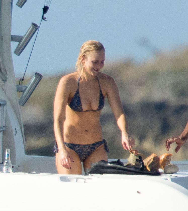 Jennifer Lawrence éppen a Bahamákon nyaralgat