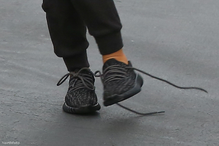 Hiába, hogy az apja, Kanye West tervezte a Yeezy cipőjét, ha nem jó a fűzője, vagy rosszul kötik be neki, akkor bizony kikötődik