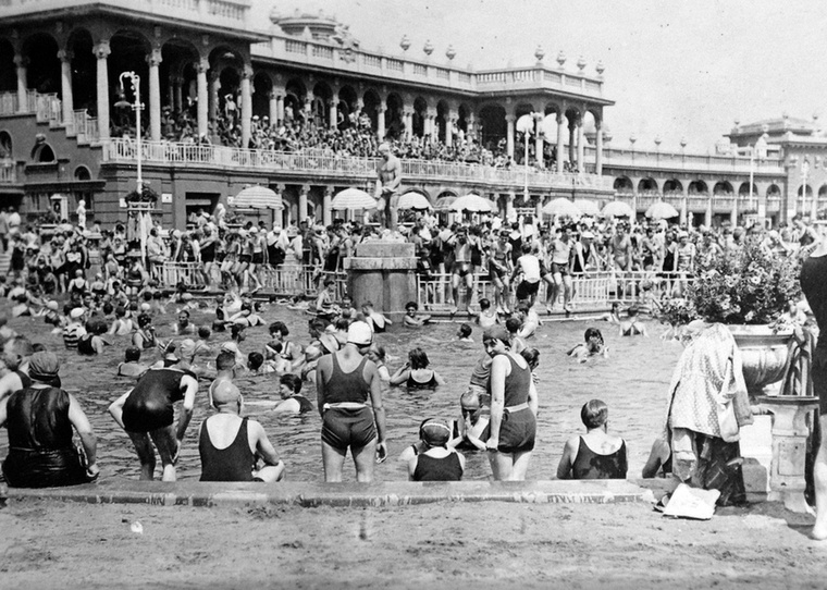 1930-ra már egész népszerű lett a Széchenyi fürdő.