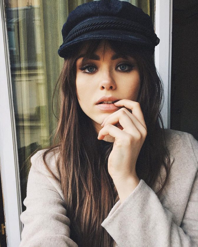 Ő Kristina Bazan, svájci blogger, aki 22 éves korára milliomos lett