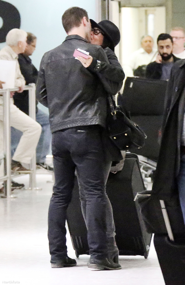 Courteney Cox és exvőlegénye, a Snow Patrol gitárosa a londoni Heathrow reptéren csókolózott