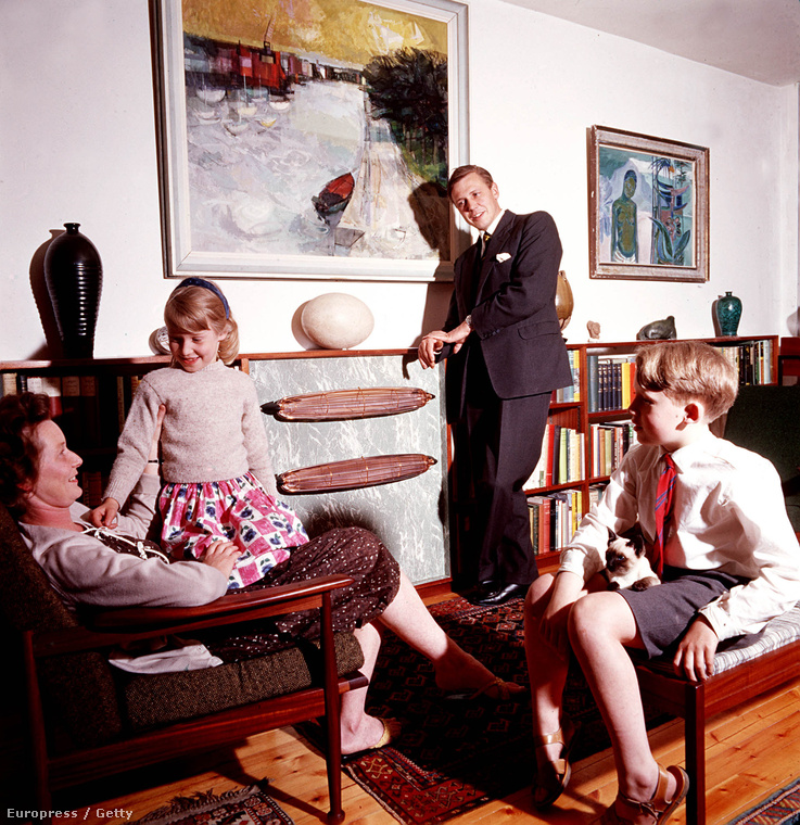 Ez a meglehetősen beállítottnak tűnő fotó a családjával 1962-ben készült