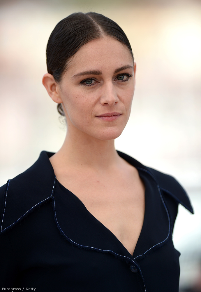 A film másik főszereplője Ariane Labed, aki azt a benyomást kelti bennünk, mintha Rooney Mara és Kristen Stewart fele-fele arányú keveréke.