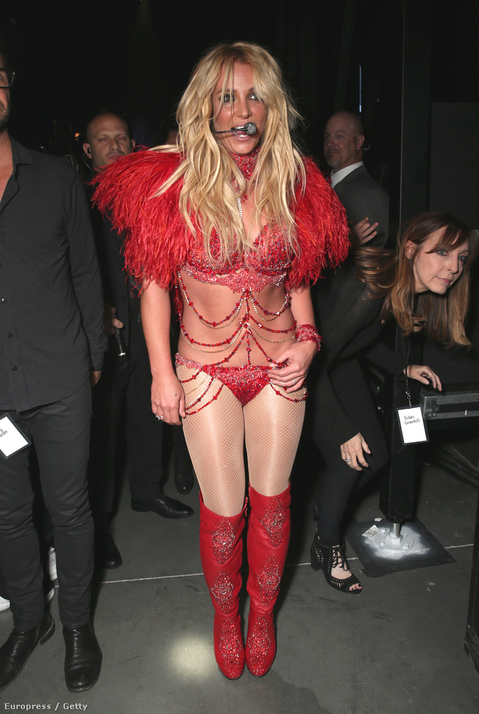 De mindenekelőtt vessünk egy pillantást Britney Spearsre, aki egyre jobban néz ki
