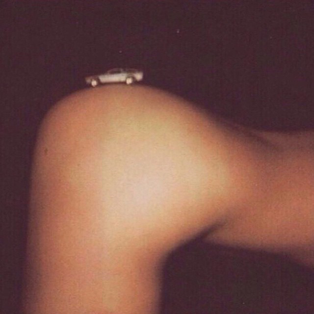 Kendall Jenner hátsójára valaki rárakott egy játékautót, és ez ért egy Instagram posztolást