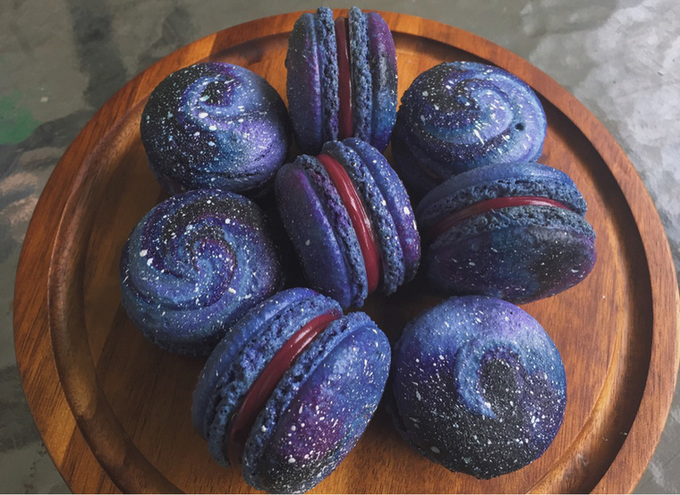 A legszebb a galaktikus sütemények között talán ez a macaron, amiről tényleg nehéz elhinni, hogy valódi, pedig DE!&nbsp;Legalábbis Imguron valaki azt állítja, ő készítette ezeket a csodákat.