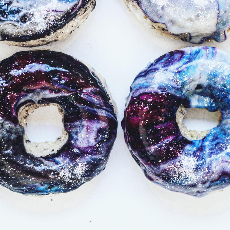 A szivárványszínű ételek után most a galaktikus süteményekért lehet megőrülni az interneten.