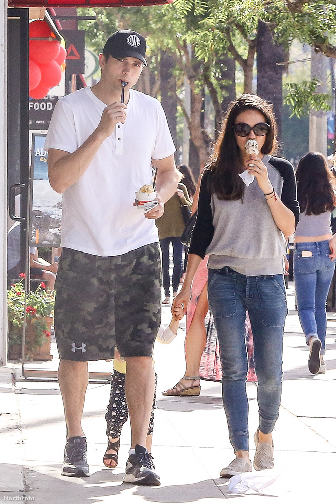 Lát valamit ezen a fotón azon kívül, hogy Ashton Kutcher és Mila Kunis az utcán sétálva fagyiznak? Esetleg mögöttük...?