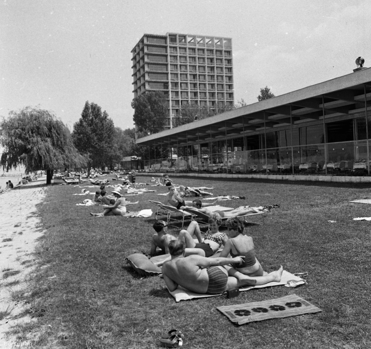 Egy átlagos strandkép 1966-ból