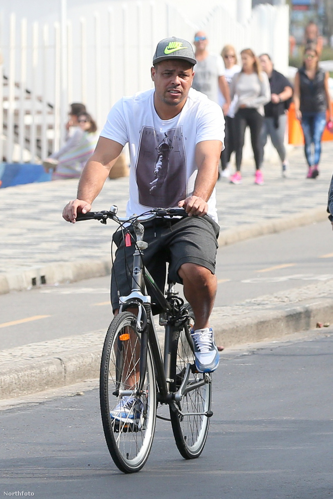 Ismerős ez a biciklis férfi? Nem véletlen: ő nem más, mint az egykori brazil focilegenda, Ronaldo.