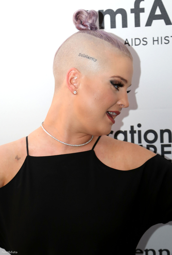 Kelly Osbourne haját annyira felnyírták, hogy ennek köszönhetően tetoválása is látszik.