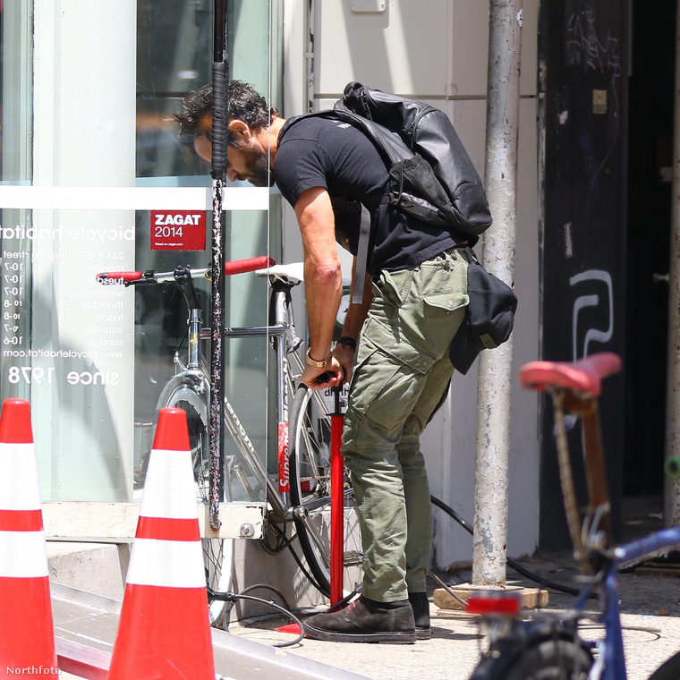 Egy másik alkalommal Theroux megállt pár percre, hogy ő maga pumpálja a biciklije kerekeit