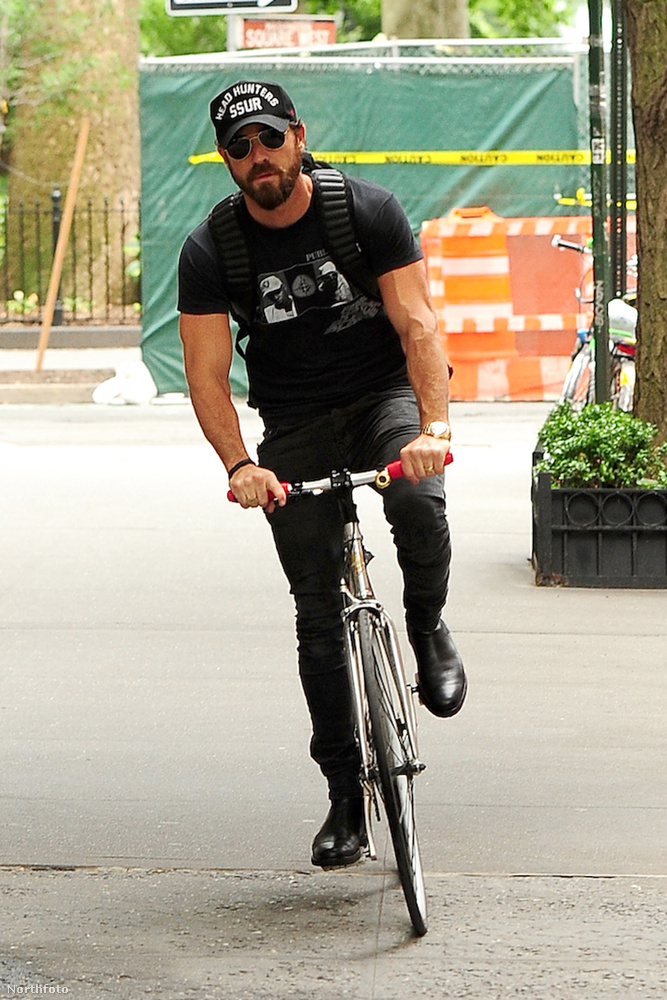 A 44 éves színész öltözködési stílusa a bringán is kifogástalan.