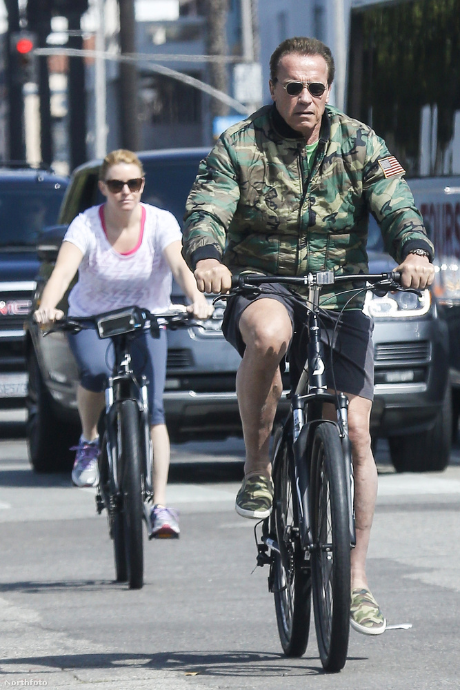 Arnold Schwarzenegger híresen nagy biciklis,
                         ő a barátnőjével rótta az utakat Santa Monicán június 8-án