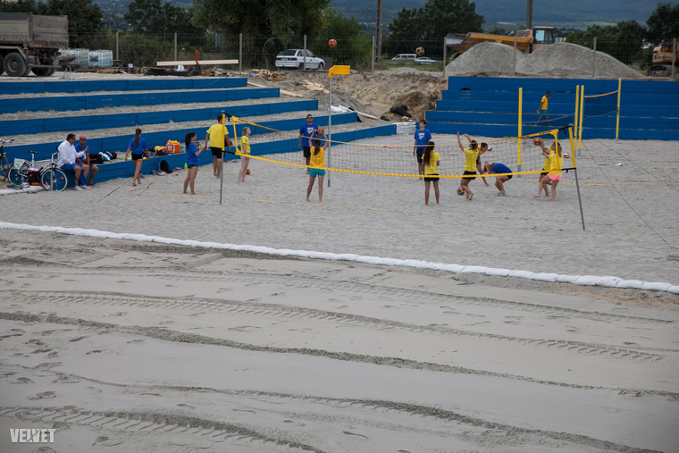 A strandröplabda pálya például már kész.
