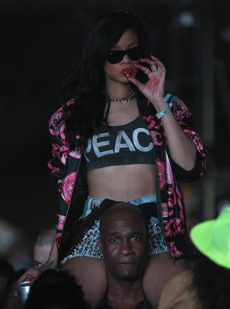 De persze mást is tett Rihanna a testőr nyakában a táncoláson kívül.