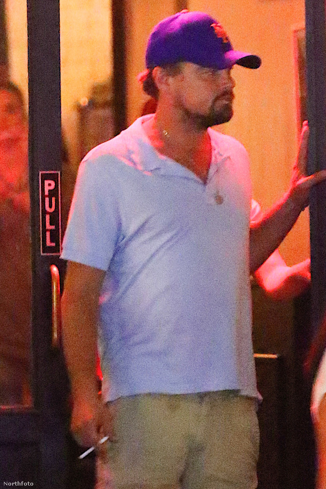 DiCaprio közben megérkezett a New York-i étterembe, ahol a barátnőjével és egy közös barátjukkal vacsorázott