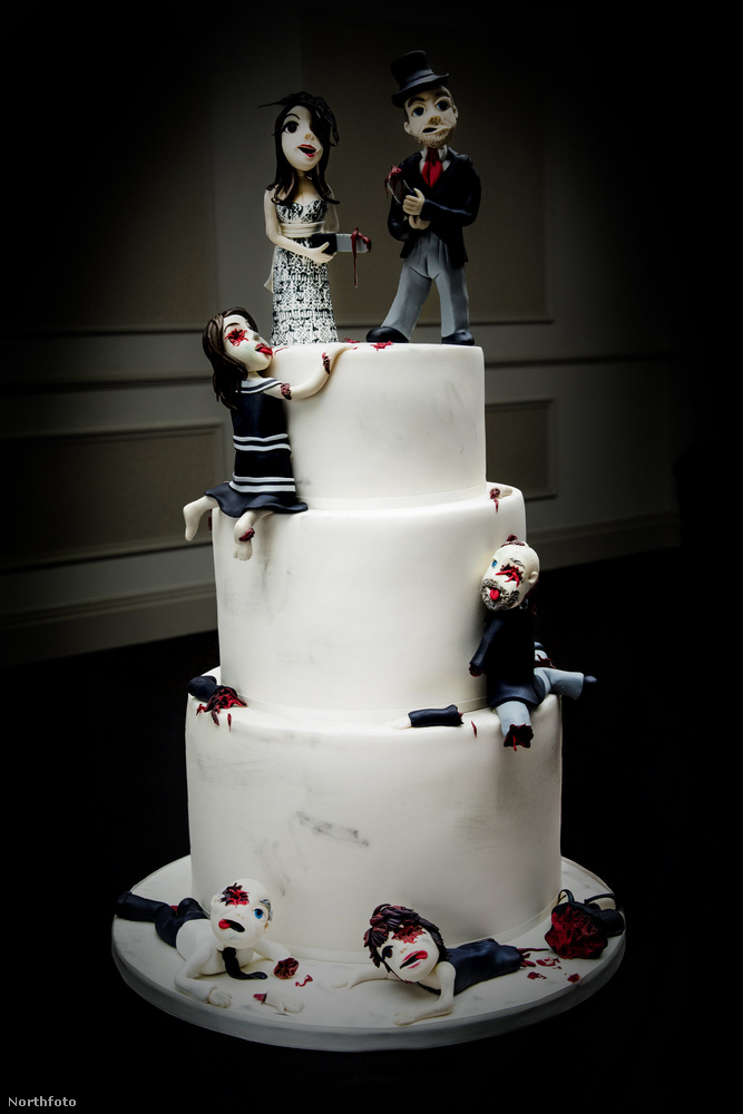A torta egyébként valóban ötletes, ahogyan a tetején a marcipán figurák (mint menyasszony és vőlegény) láncfűrésszel és géppuskával esnek neki a felkapaszkodó  zombi násznépnek
