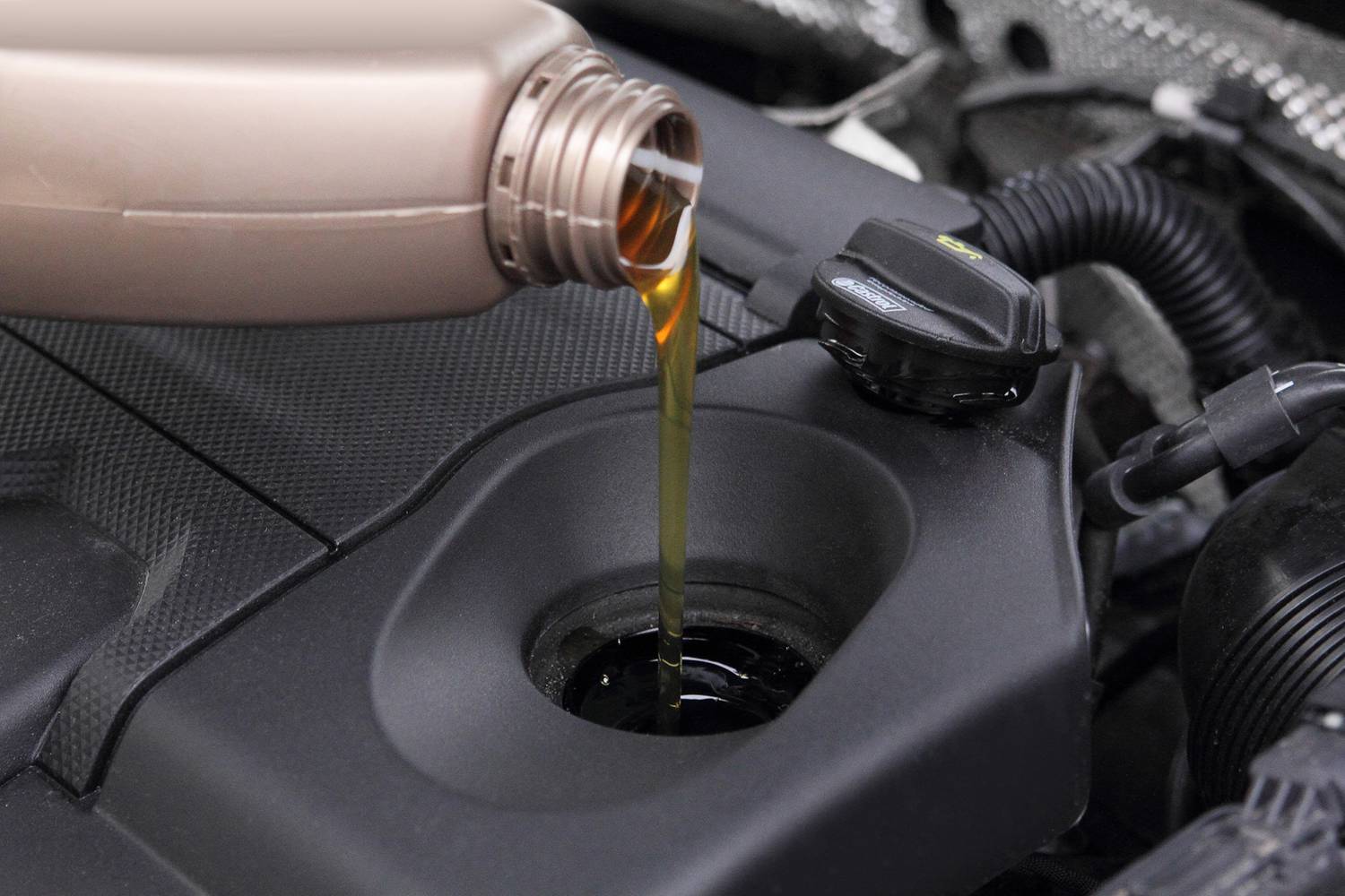 Új autónál mikor kell olajat cserélni