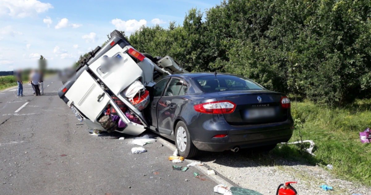 Tömegszerencsétlenséget okozott egy román furgon a 42-es főúton