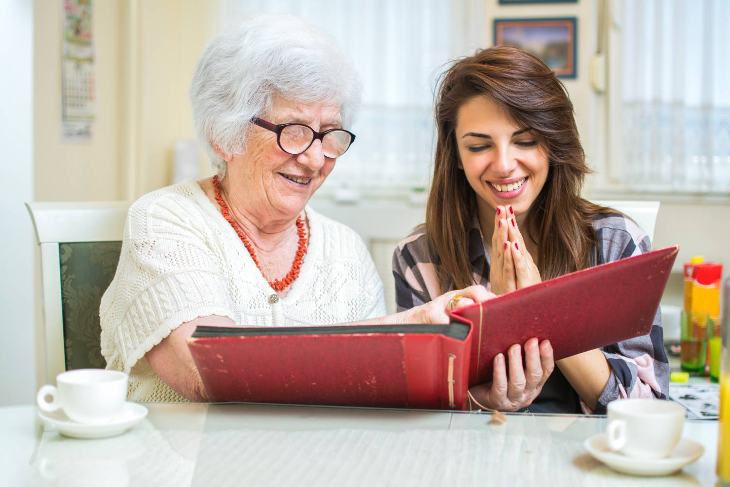 Стать старым. Cheerful grandmother. Русские супруги учатся читают. Photo album grandmother.