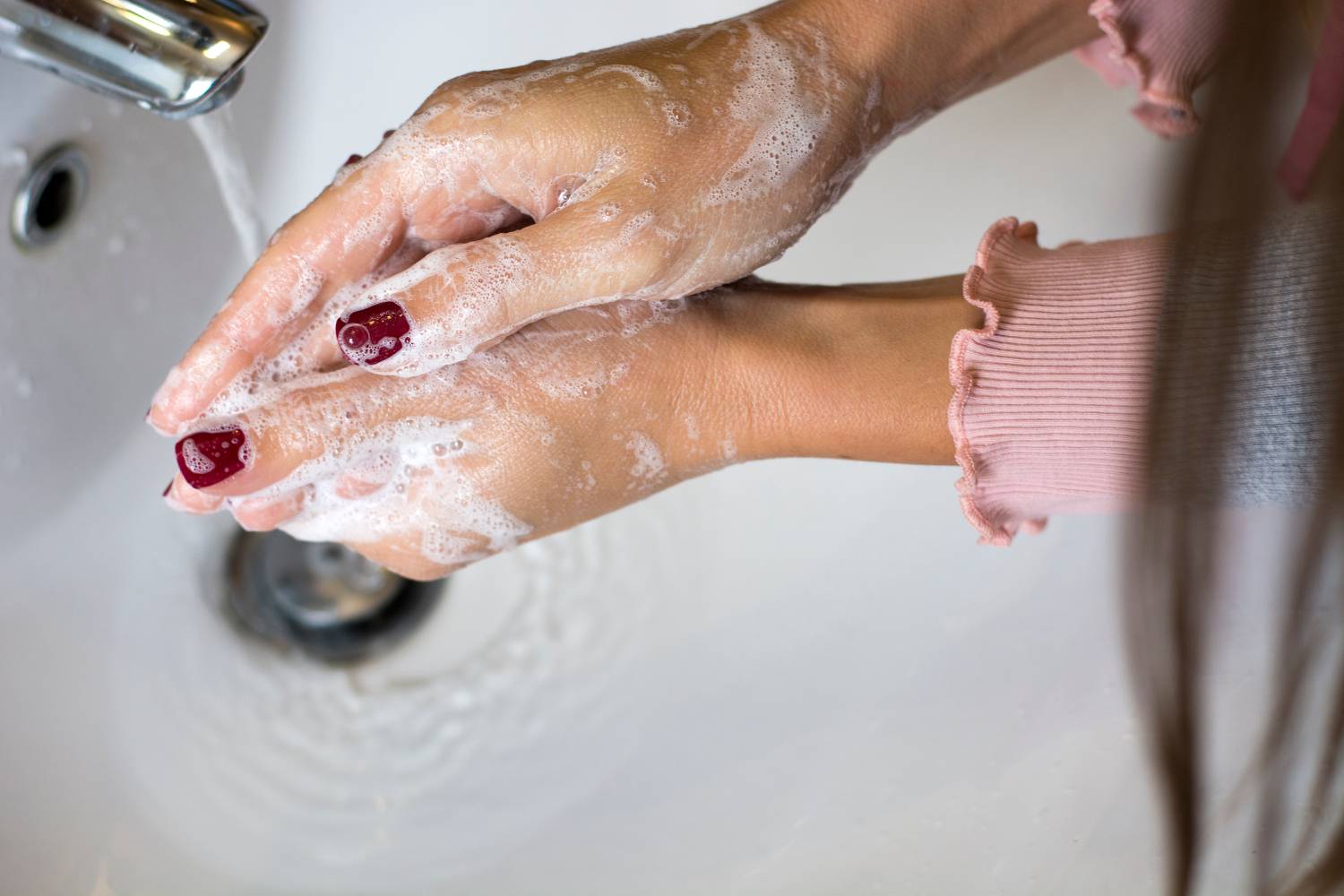 Как правильно мыть мужчину. Мытье рук с маникюром. Женщина моет руки с мылом. Голливудские звезды моют руки. Мытье рук на лайнере.