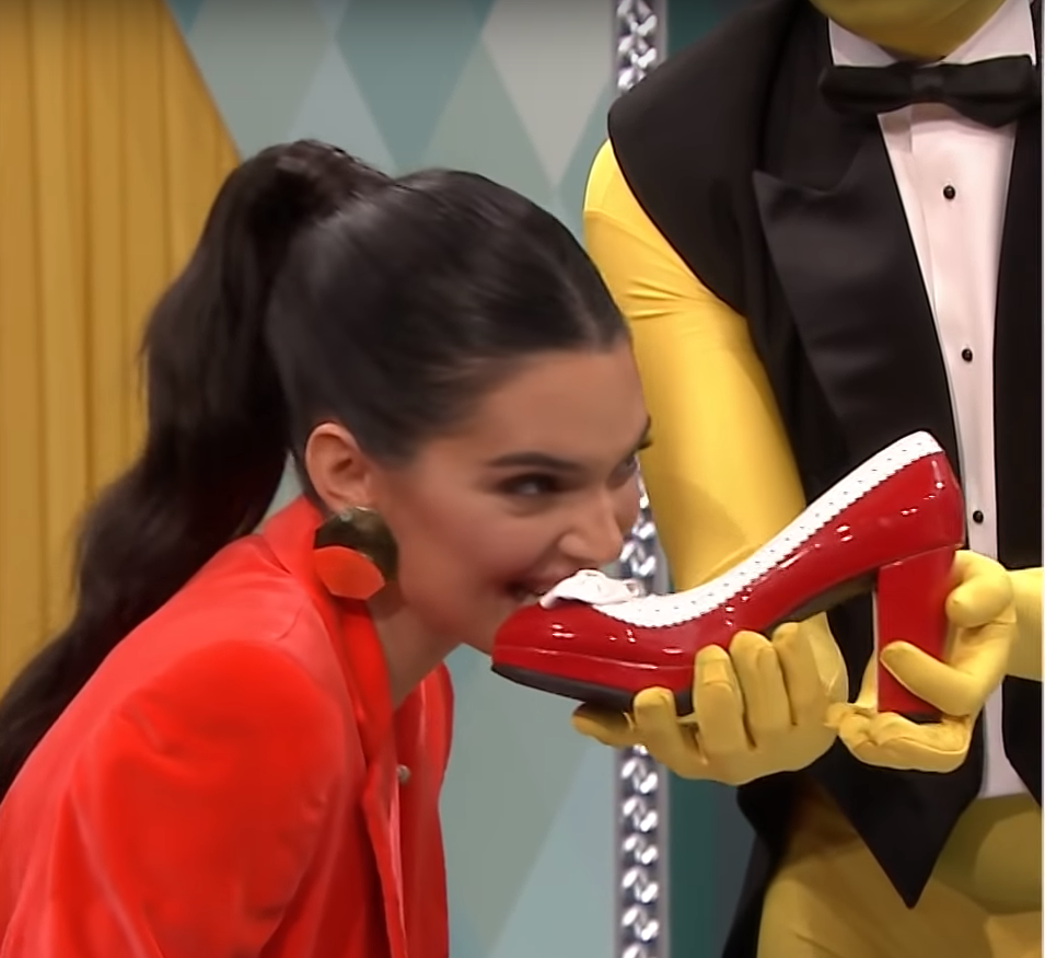 Nézze, ahogy Kendall Jenner próbál megenni egy piros cipőt