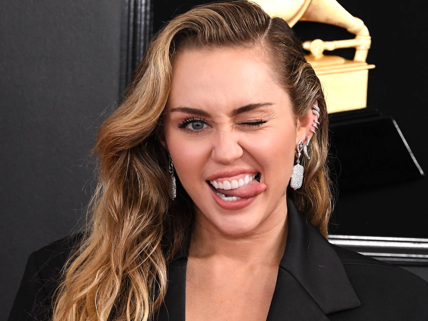 Miley Cyrus nyilvánosságra hozott egy halom új fotót az esküvőjéről