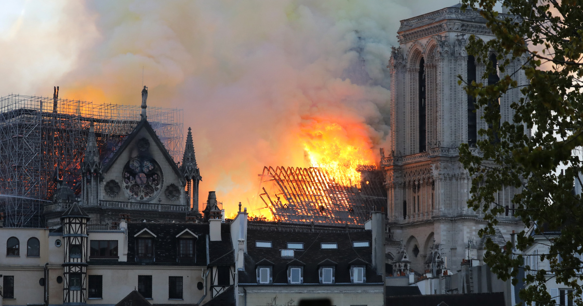 Complaint Light beggar Index - Külföld - Sikerült megmenteni a Notre-Dame főszerkezetét, de a tető  kétharmada leégett
