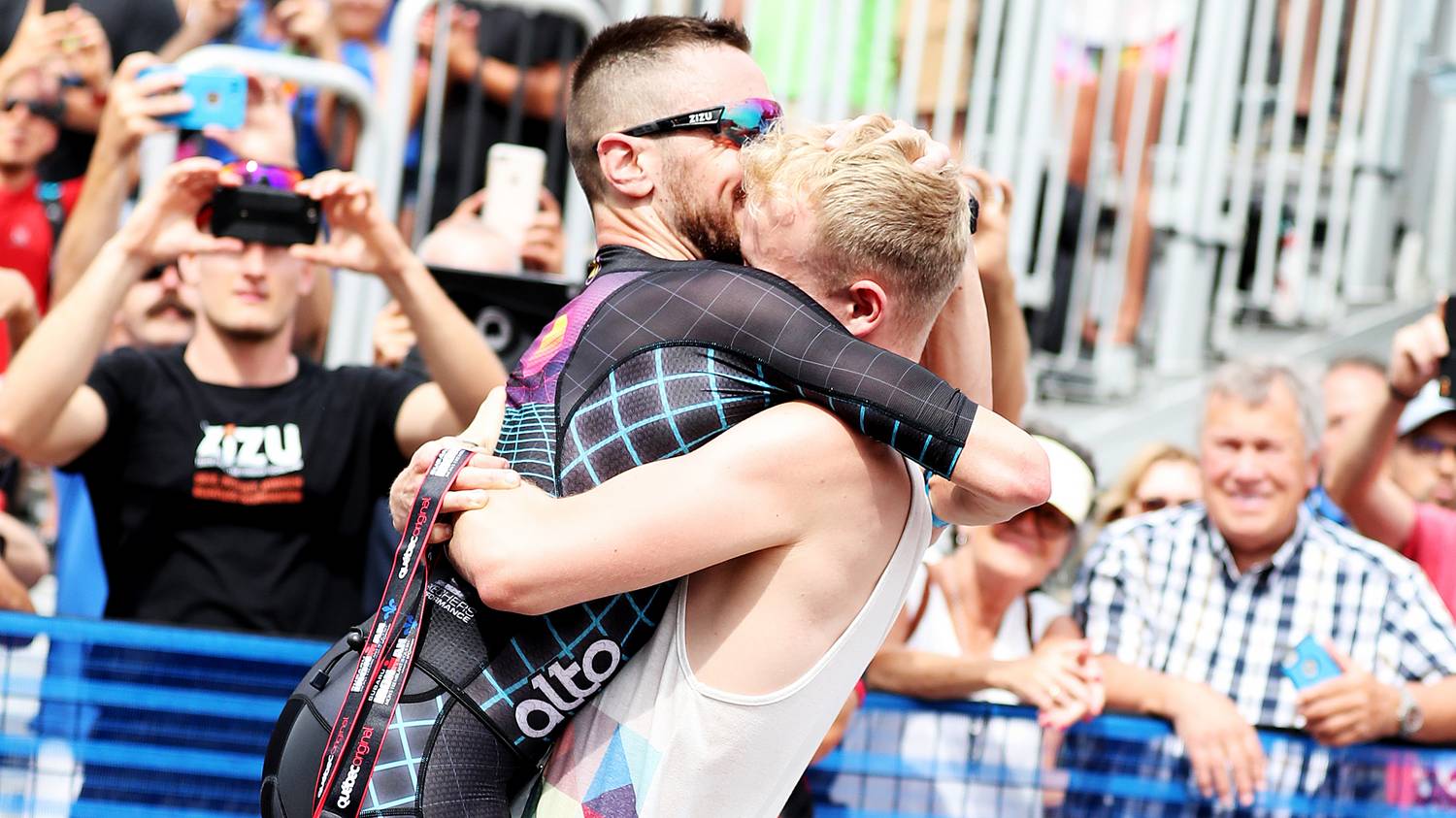 Csókolózó Ironman: barátja várta a célban a győztest