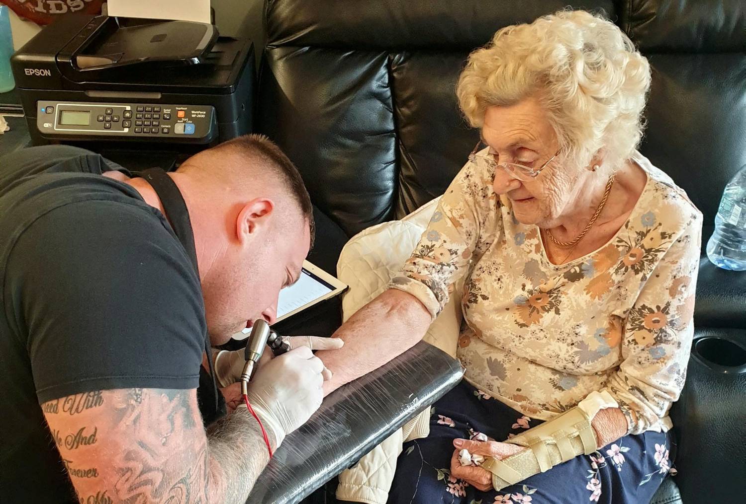 Ez a brit özvegyasszony 94 évesen tetováltatott