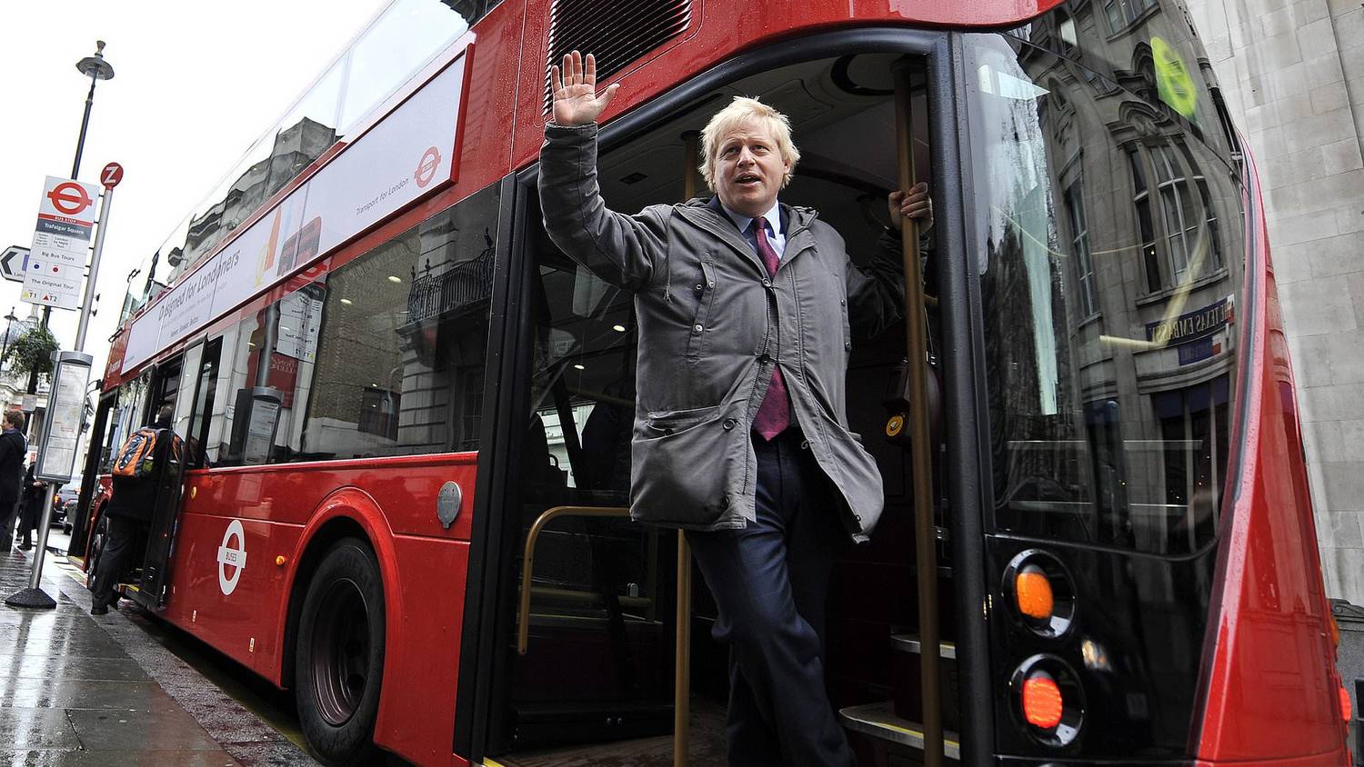 Красные поест. Водитель лондонского автобуса. Boris Bus-Лондонский автобус. Борис Джонсон модели автобусов. Борис Джонсон красный автобус.