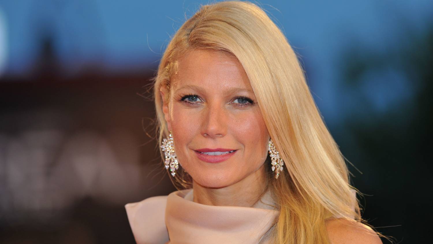 Gumicukor Gwyneth Paltrow Felmeztelenul Pozolt Egy Divatmagazinnak Velvet