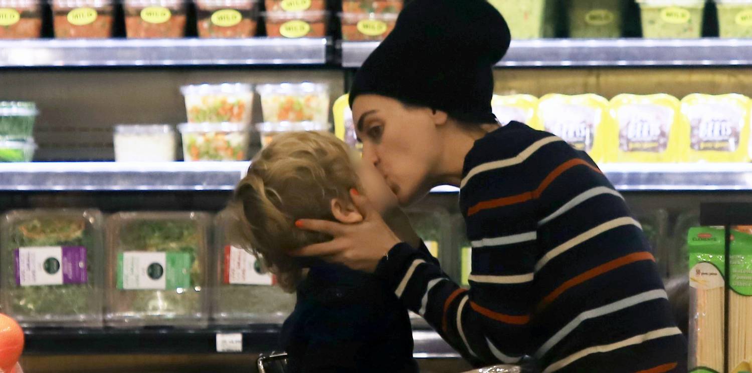 Mila Kunis a közértben puszilkodott kisfiával