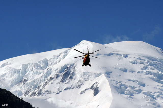 Egy mentőszolgálati helikopter a Mont Blanc csúcsánál