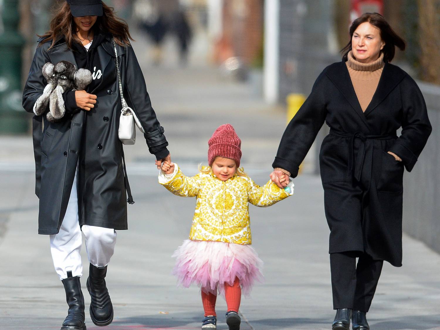 Irina Shayk ismét stílusos szettben vitte sétálni kislányát