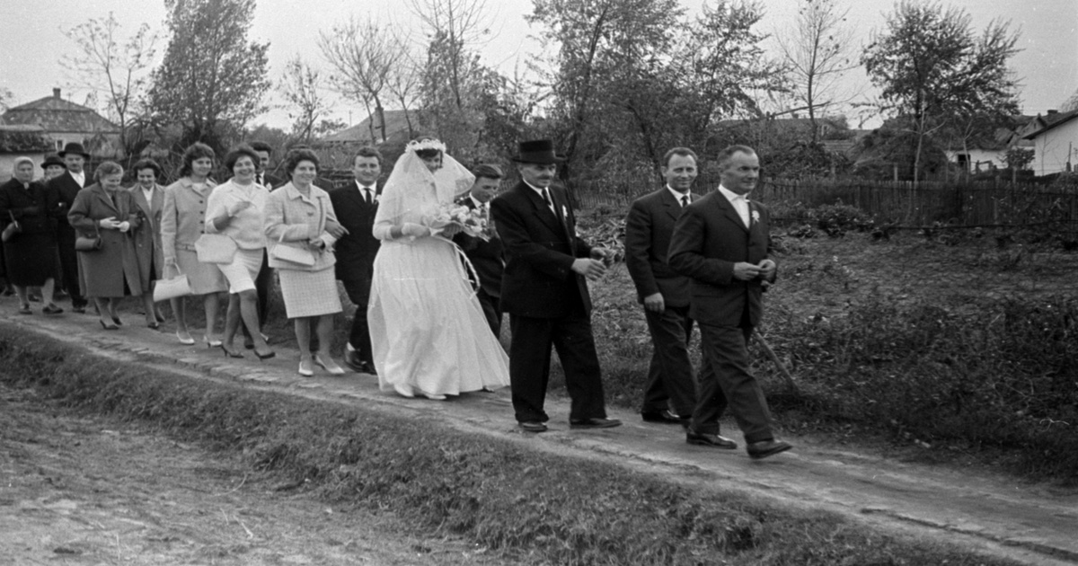 Így vonult a násznép a régi falusi esküvőkön – Sok hagyományt még ma is őrzünk