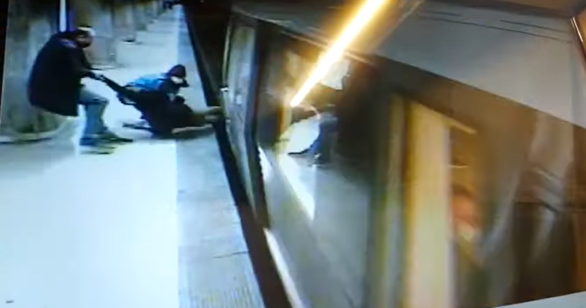 Парень столкнул девушку под поезд. Девушка прыгнула под поезд в метро. Человек прыгнул под поезд в метро. Человек бросился под поезд.
