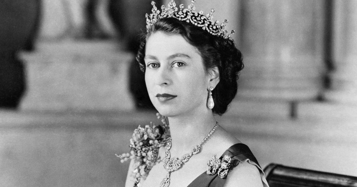 Erzsébet királynő mindenkit megbabonázott aranyozott báli ruhájában: gyönyörű jelenség volt 27 évesen