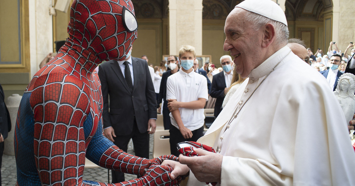 Índice – Extranjero – El Papa Francisco conoció a Spider-Man y recibió de él una máscara real