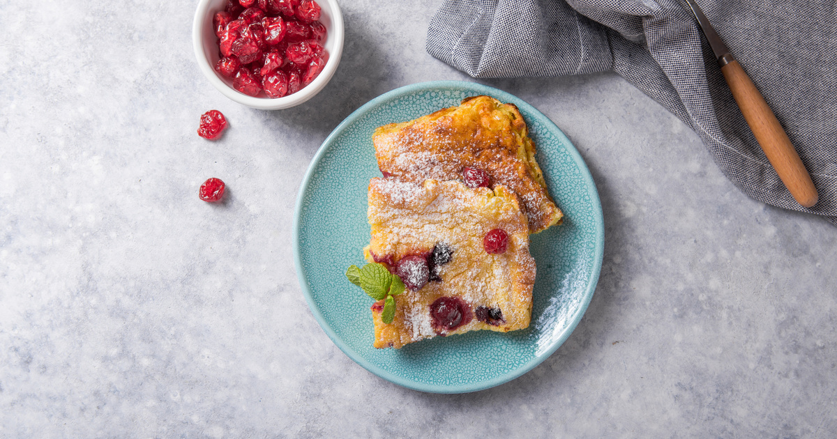 Tepsis gyümölcsös palacsinta: csupán 10 perc munka a pannukakku, a többit a  sütő elvégzi - Recept | Femina