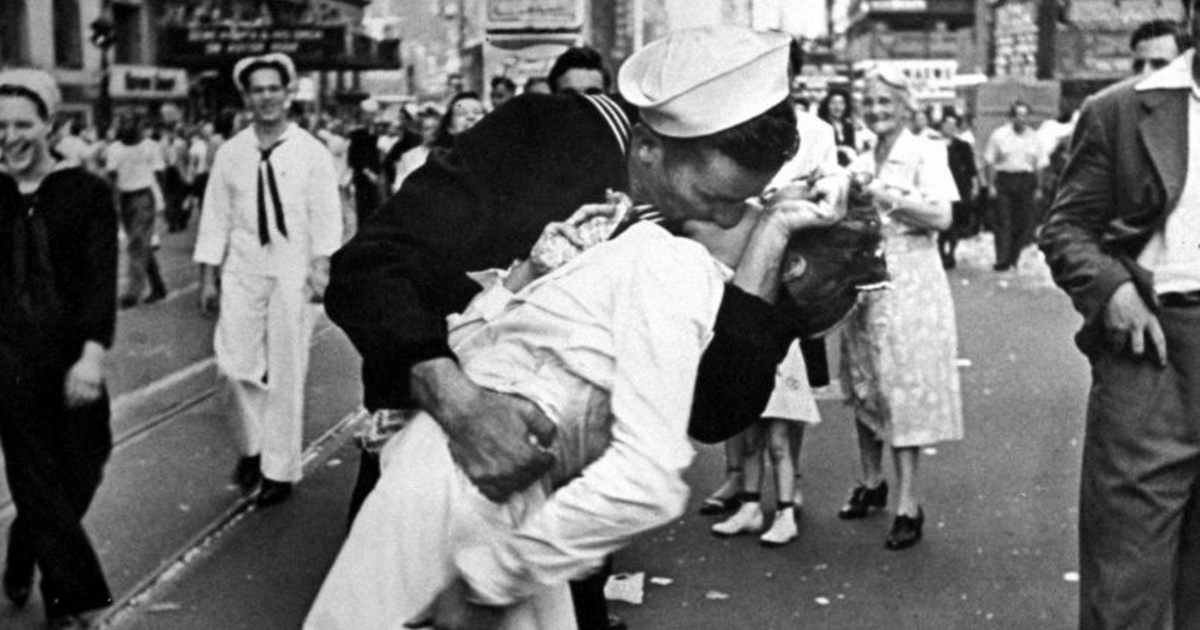 Ki volt a Times Square-en csókolózó pár? – Egy legendás fénykép háttere