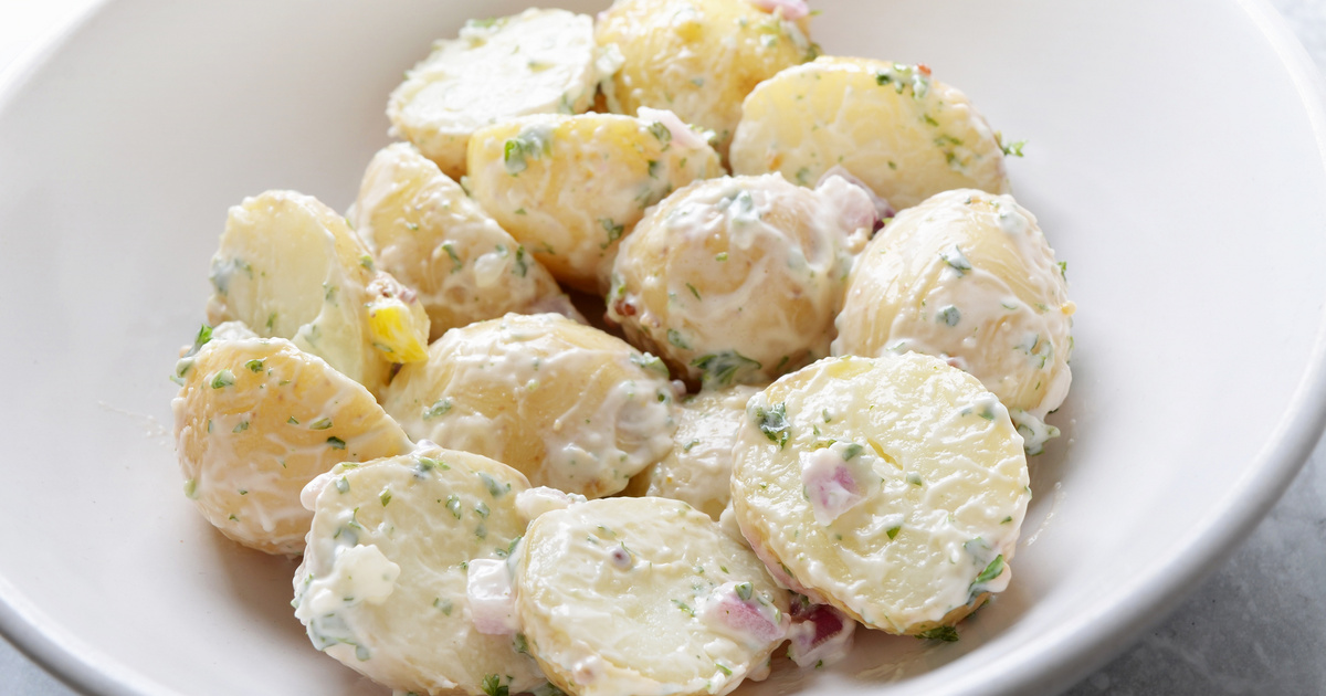 Majonézes krumplisaláta sok hagymával - Sültek mellé vagy magában is tökéletes