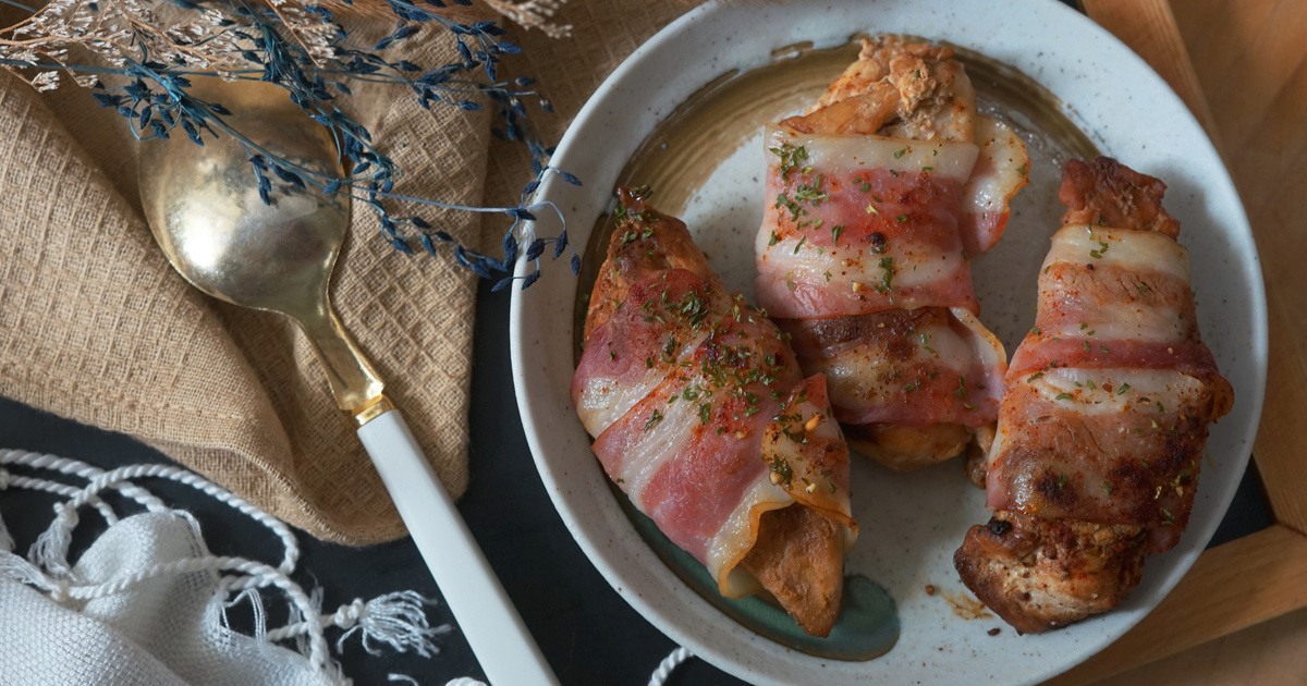 Baconbe tekert fűszeres csirkemell: kívül ropogós, belül omlósra sül