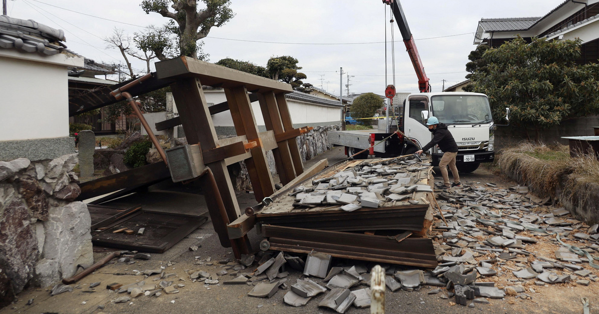 Több épület is összeomlott egy japán földrengésben