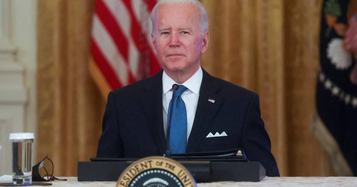 Joe Biden mikrofonja bekapcsolva maradt, le is hülyegyerekezte a Fox News riporterét