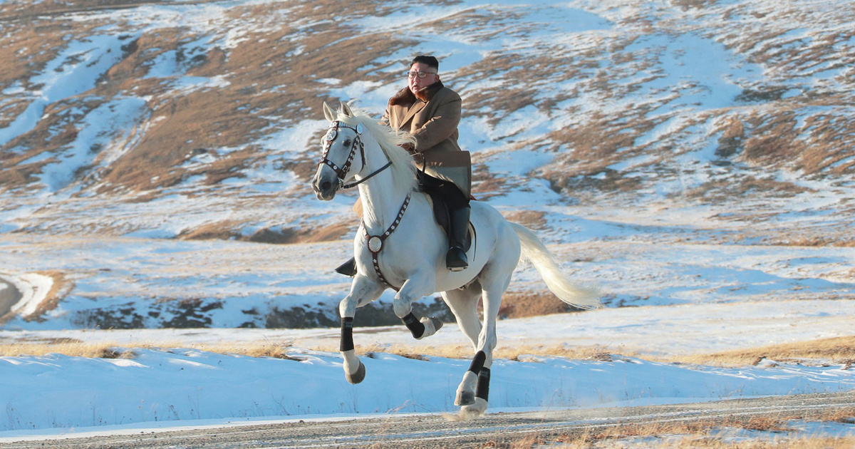 Índice – Külföld – Kim Dzsongun fehér lovon vágtat egy új filmben