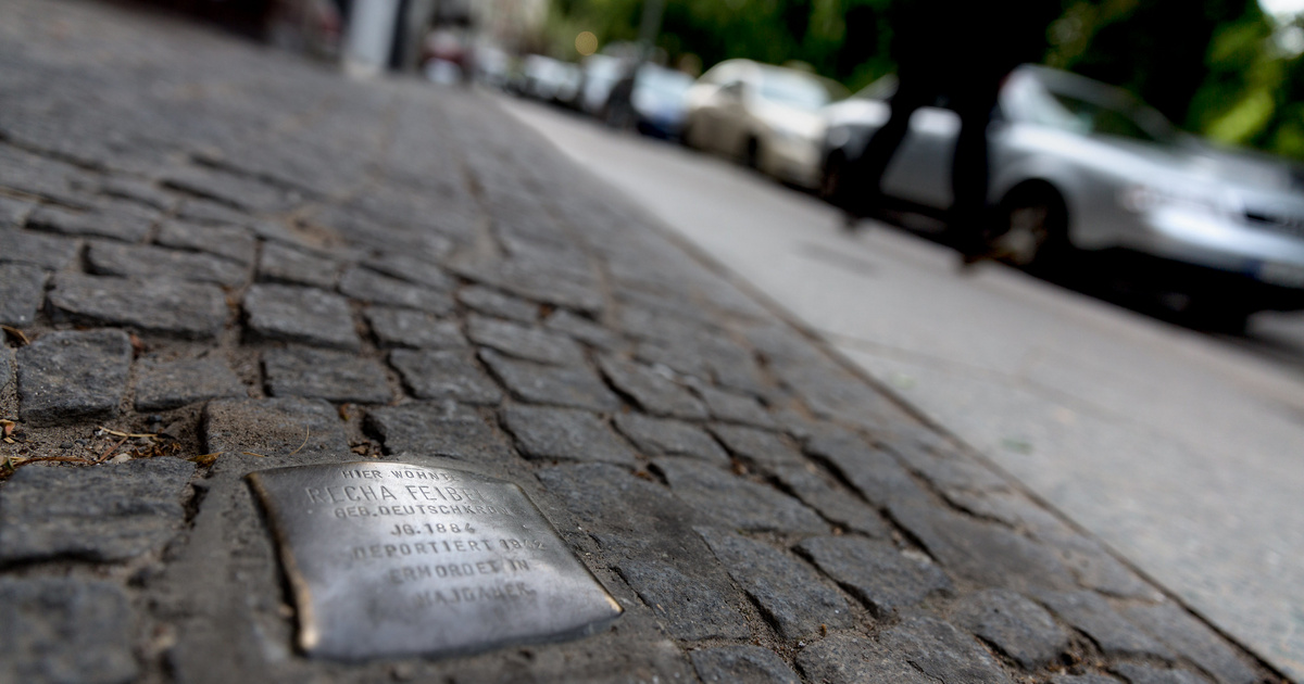Szomorú sorsokról mesélnek az utcai botlatókövek: elhurcolt, meggyilkolt embereknek állítanak emléket