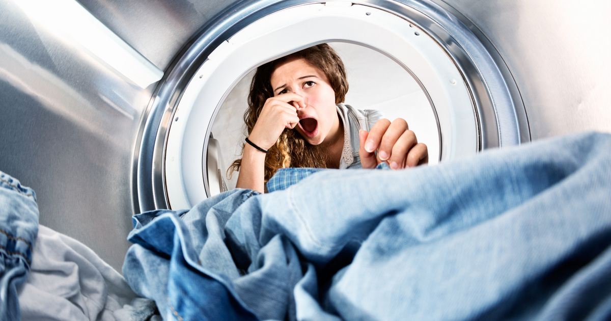 Ezért ne hagyd a mosott ruhát 15 percnél tovább a gépben: nem véletlen büdös, amikor kiveszed