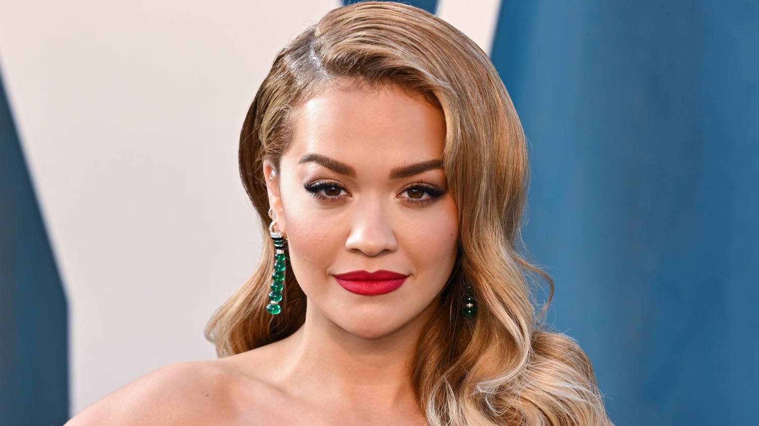 Rita Ora a falatnyi bikinijében nemcsak bomba testet, de intim tetoválást is villantott